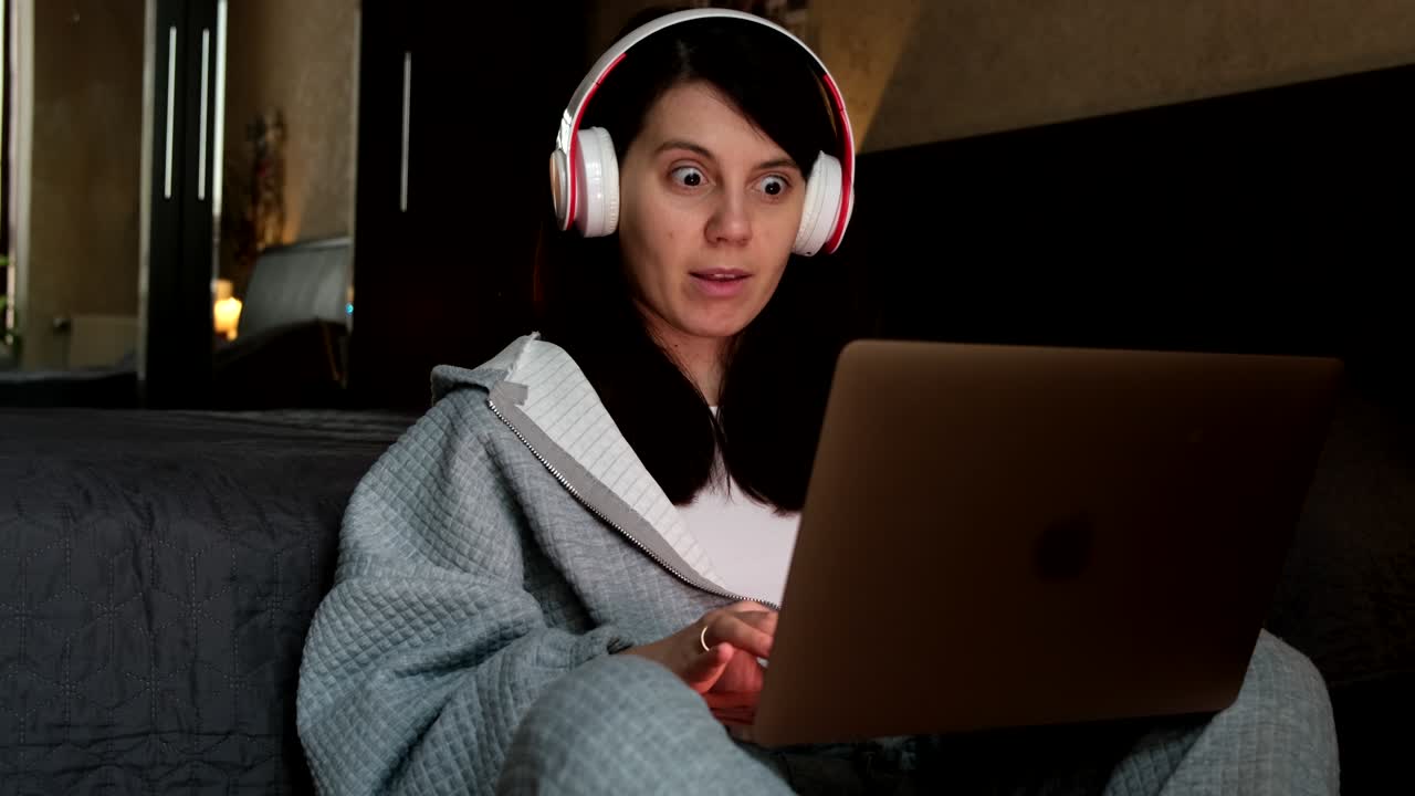 Mujer freelance trabajando en equipo portátil en casa