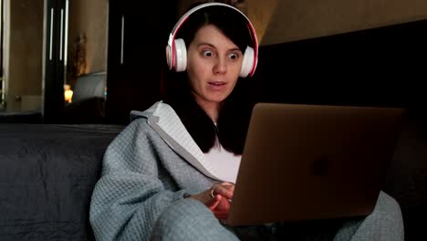 mujer independiente trabajando en una computadora portátil en casa