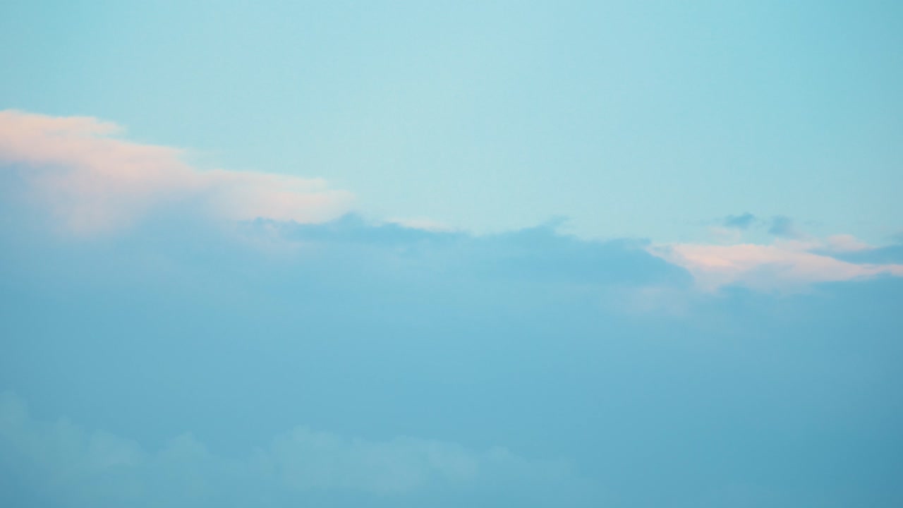 폭풍우 치는 서핑 구름, 날아다니는 비행기, 푸른 하늘, 4k