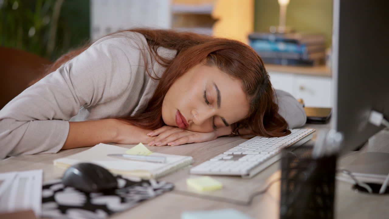 책상 에서 자고 있는 피곤 한 여자