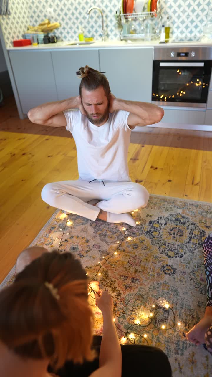 семья украшает рождественскими огнями