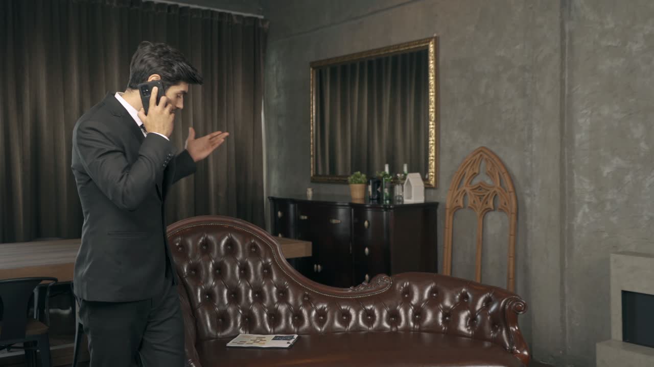 좌절한 비즈니스 중동 사람, 분노한 ceo 사람, 사무실에서 일하는 것에 대해 스마트폰에서 논쟁하고 이야기합니다.