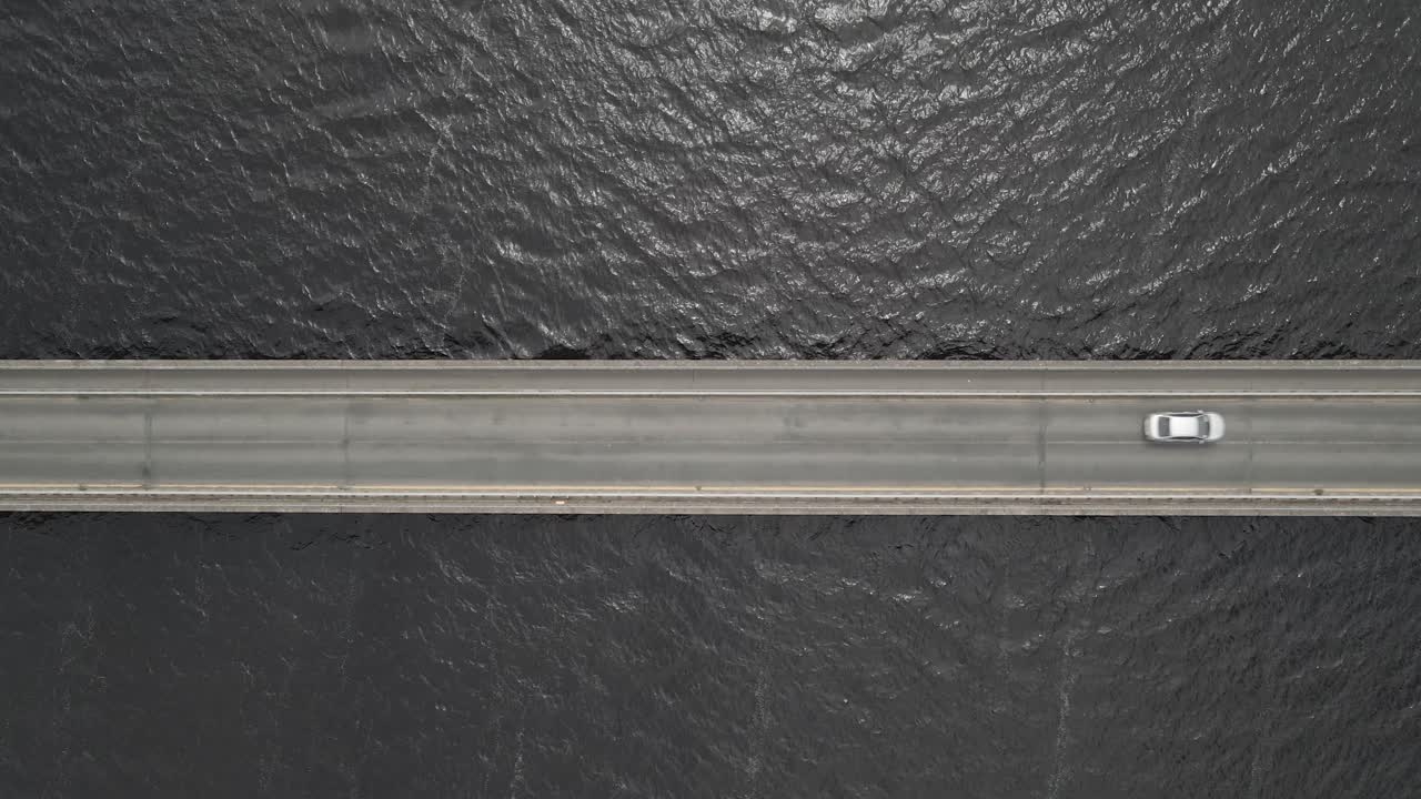 아일랜드 위클로 카운티에 있는 풀라푸카 저수지 위의 밸리마운트 다리에서 운전하는 자동차들