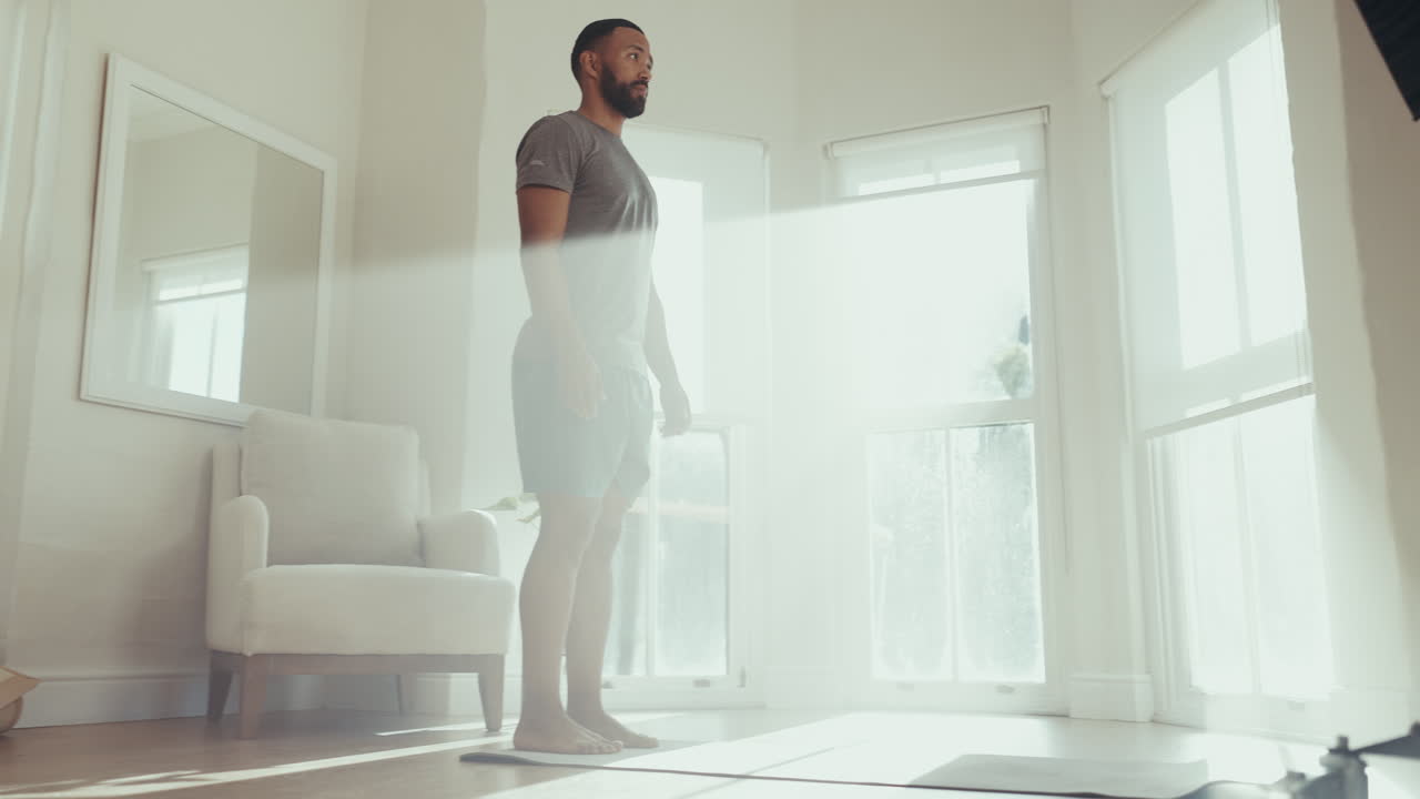 relajarse, yoga y estiramiento con el hombre en la sala de estar