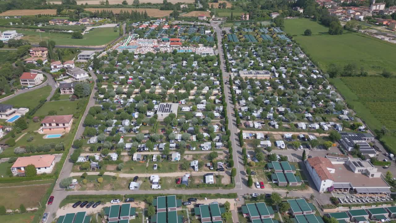 이탈리아 가르다 호수 에 있는 캠핑 리도 라지세 (lido lazize) 의 캠핑장 에 대한 공중 사진