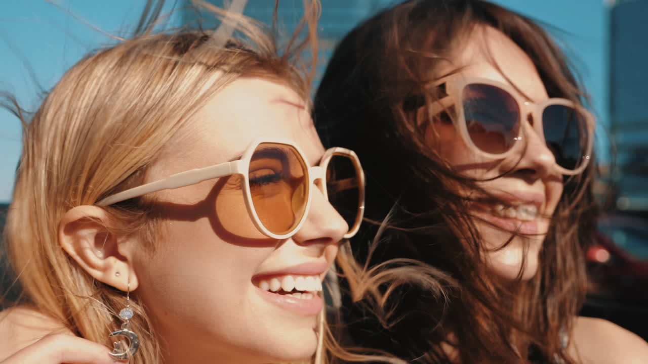 двое друзей наслаждаются солнечным днем