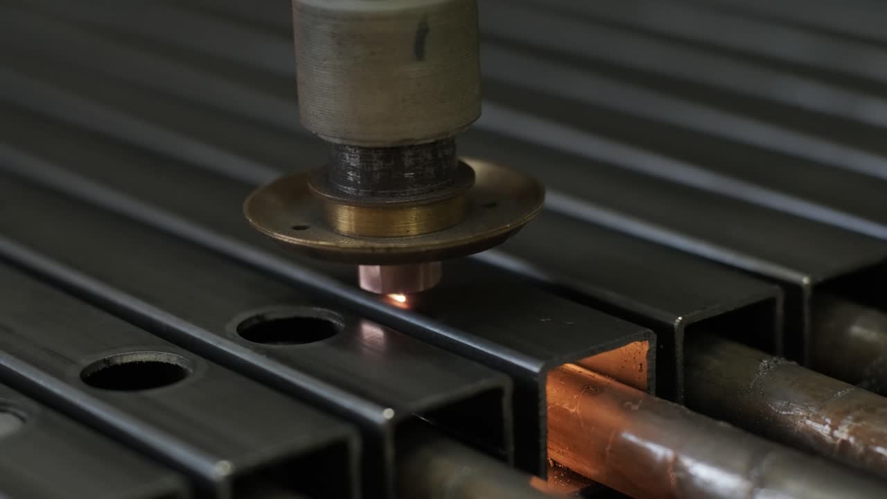 cnc 금속 절단 기술과 함께 현대 산업 레이저 기계: 현대 공장에서 강철 파이프의 레이저 절단. 레이저는 파이프에 구을 습니다.