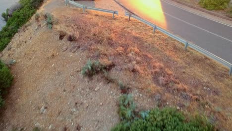 Sardaignan-Sonnenuntergang-Am-Ufer-Und-Meerblick-Von-Einer-Drohne,-Die-über-Eine-Straße-Fliegt