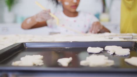 Fröhliches,-Schmutziges-Afroamerikanisches-Mädchen,-Das-In-Der-Küche-Kekse-Backt