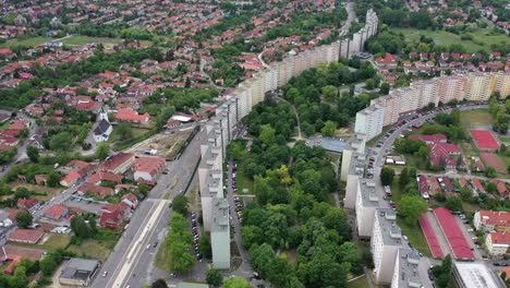 dron de muñeca de derecha a izquierda disparado desde pisos y casas en los suburbios