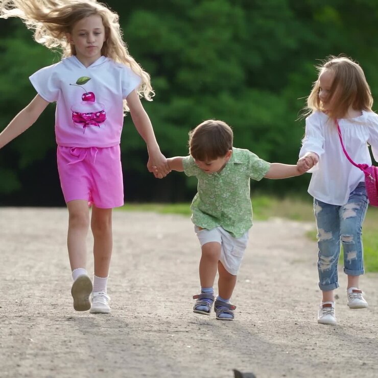 Bambini che giocano nel parco