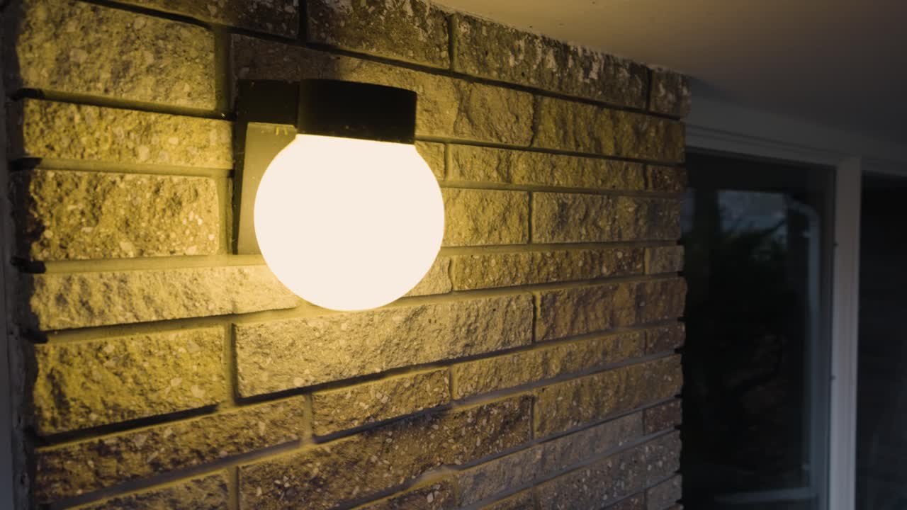 luz de la casa en el exterior que muestra el trabajo de piedra en una casa antigua