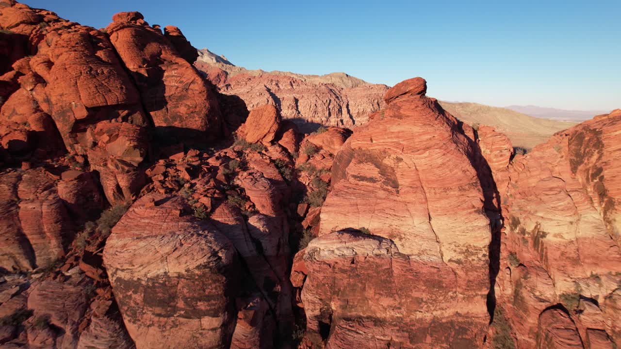 Vista aerea del canyon di roccia rossa a Las Vegas, California, con formazioni rocciose erose dal vento in un paesaggio scenografico di canyon arancione.