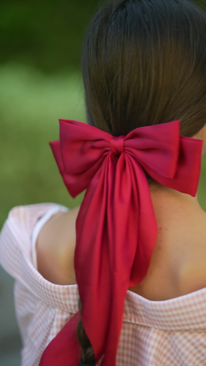 머리카락에 빨간 니를 입은 소녀