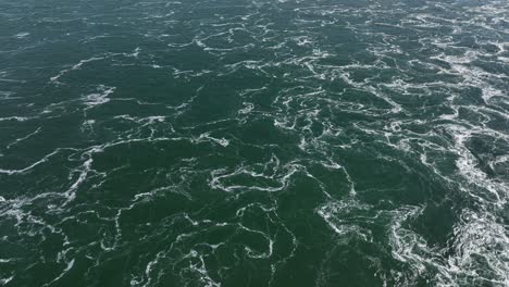 Aguas-Turbulentas-Cuando-La-Marea-Alta-Sube-A-Través-De-La-Barrera-De-Marejadas-Ciclónicas-De-Oosterschelde