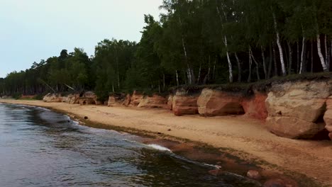 acantilados rojos de veczemju, letonia