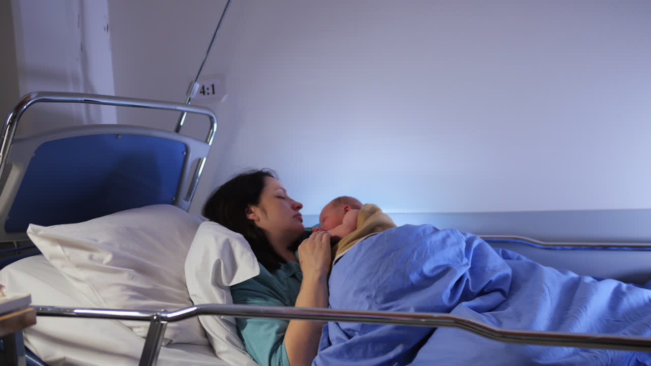 병원에서 신생아를 들고 있는 어머니, 침대에서 피부 접촉으로 결합하는 것