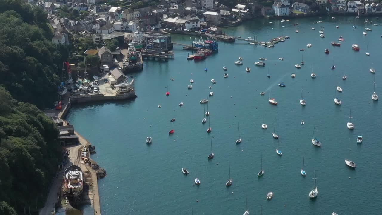 영국 콘월주 포위강에 있는 폴루안 항구 항구의 넓은 궤도
