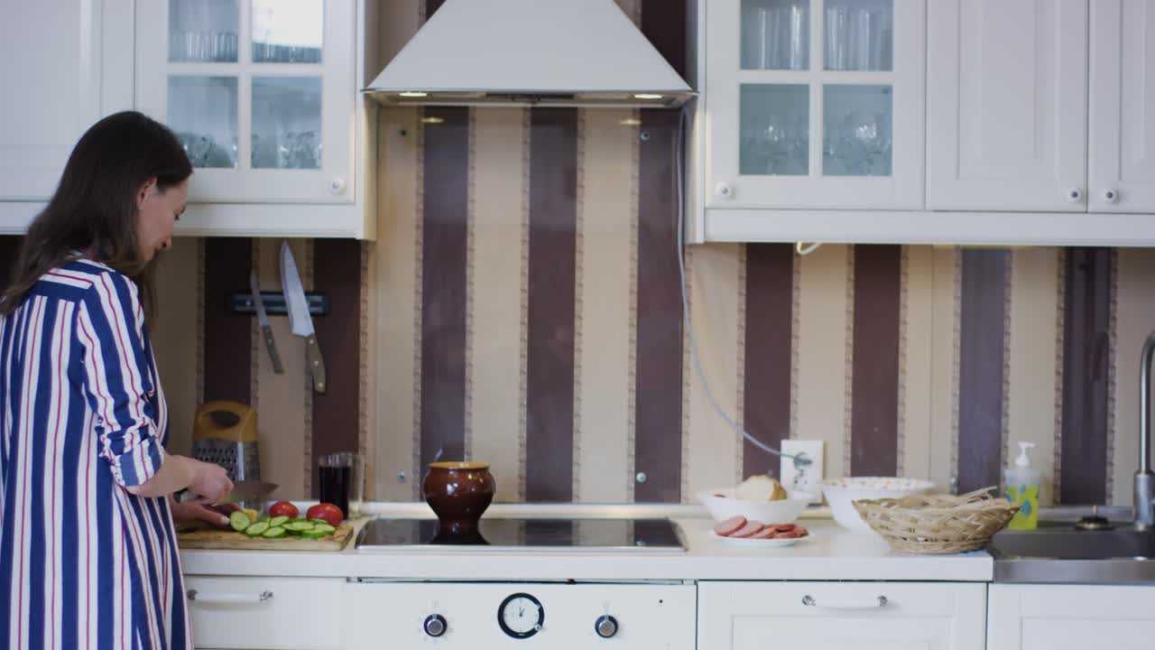 부 에서 요리 하는 여자