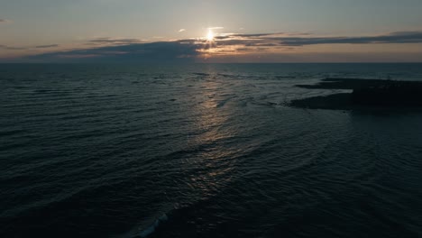 Amanecer-Sobre-El-Tranquilo-Sonido-De-Owen,-Ontario,-Con-Aguas-Tranquilas-Y-Un-Horizonte-Sereno,-Vista-Aérea