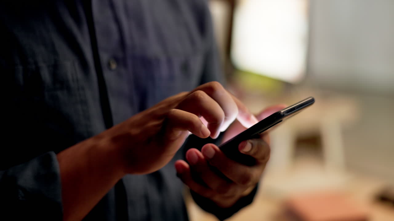 uomo d'affari, mani e telefono nella pianificazione di notte