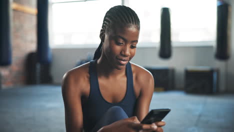 Ejercicio,-Mujer-Divertida-Y-Negra-Con-Un-Teléfono-Inteligente