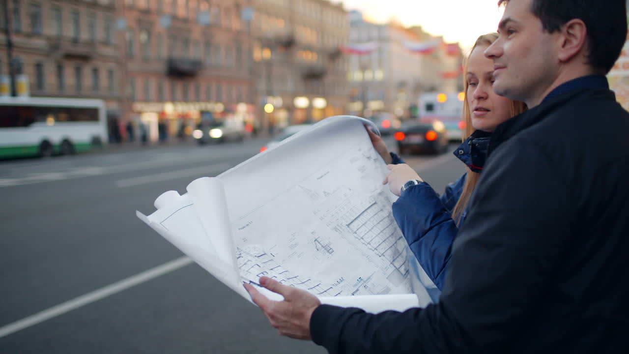 обсуждение архитектурного плана на открытом воздухе