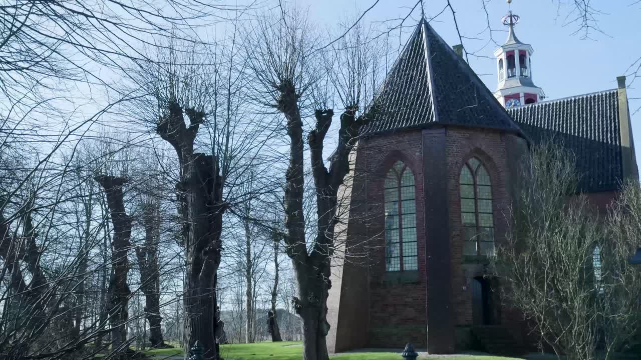 Panorering, der afslører en gammel murstenskirke om vinteren