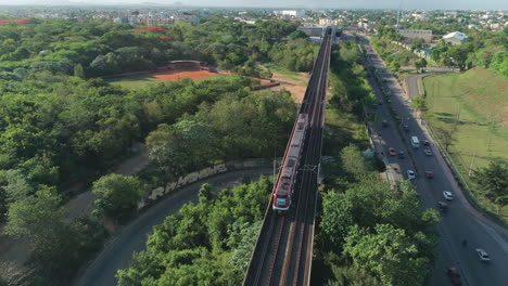 U-Bahn-Fährt-Auf-Eisenbahnbrücke,-Santo-Domingo