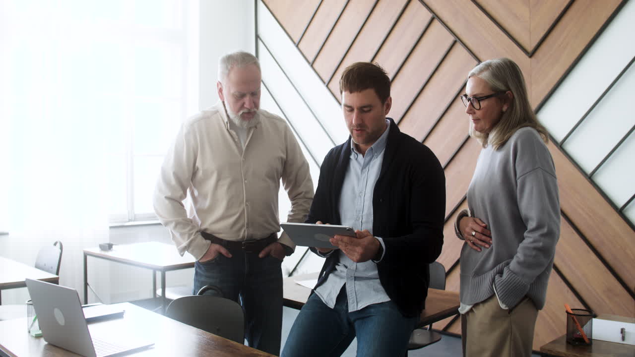 maestro y estudiantes en el aula