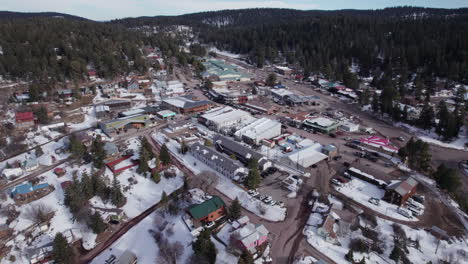 Aerial-drone-shot-of-Cloudcroft,-New-Mexico-Main-Street-wide-shot