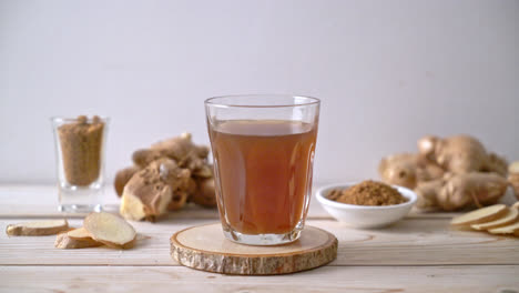 hot-and-sweet-ginger-juice-glass-with-ginger-roots---Healthy-drink-style