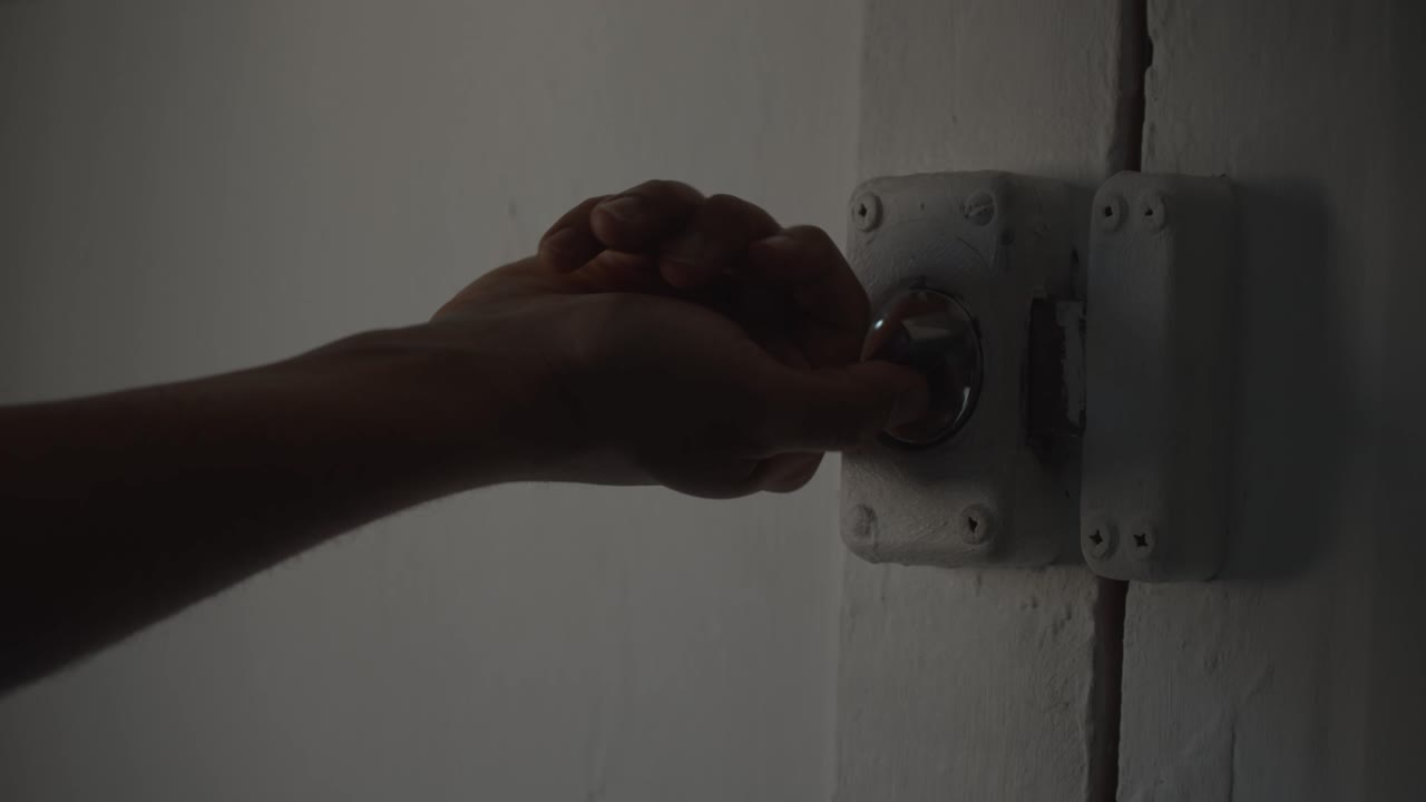 primer plano de la puerta cerrada y bloqueada