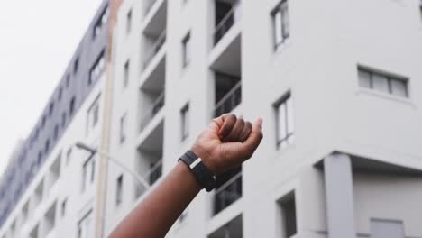 mujer afroamericana levantando su puño en la calle