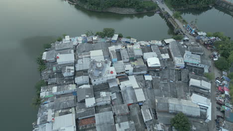 Mezquita-Y-Barrios-Marginales-En-El-Lago-Pluit-En-El-Norte-De-Yakarta,-Indonesia,-Drone-Desciende-Por-La-Pista-Hacia-Adelante