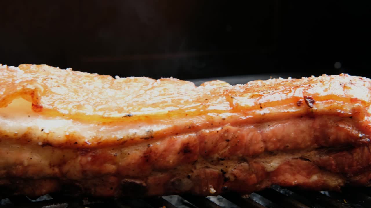 그릴 바베큐에 육즙이 훈제 구운 삼겹살 고기