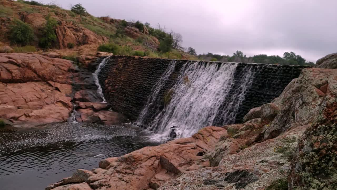 hermosa cascada de adoquines en el lago perdido en el sendero de cometas en el refugio de vida silvestre de las montañas wichita