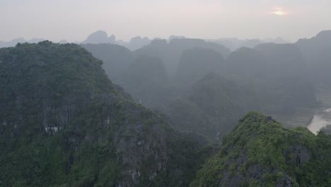 Fliegende-Drohne-über-Grüne-Berge-Vietnam-Nihn-Bihn