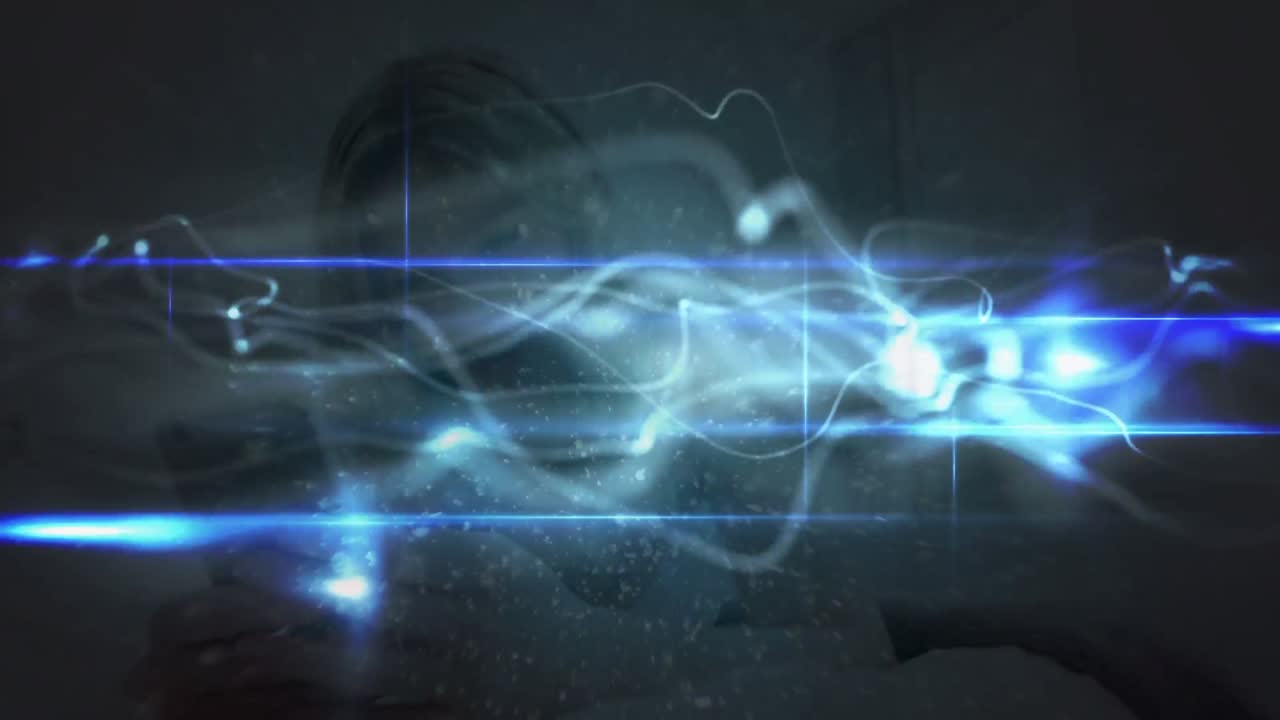 animación de rastros de luz sobre una mujer caucásica usando un teléfono inteligente