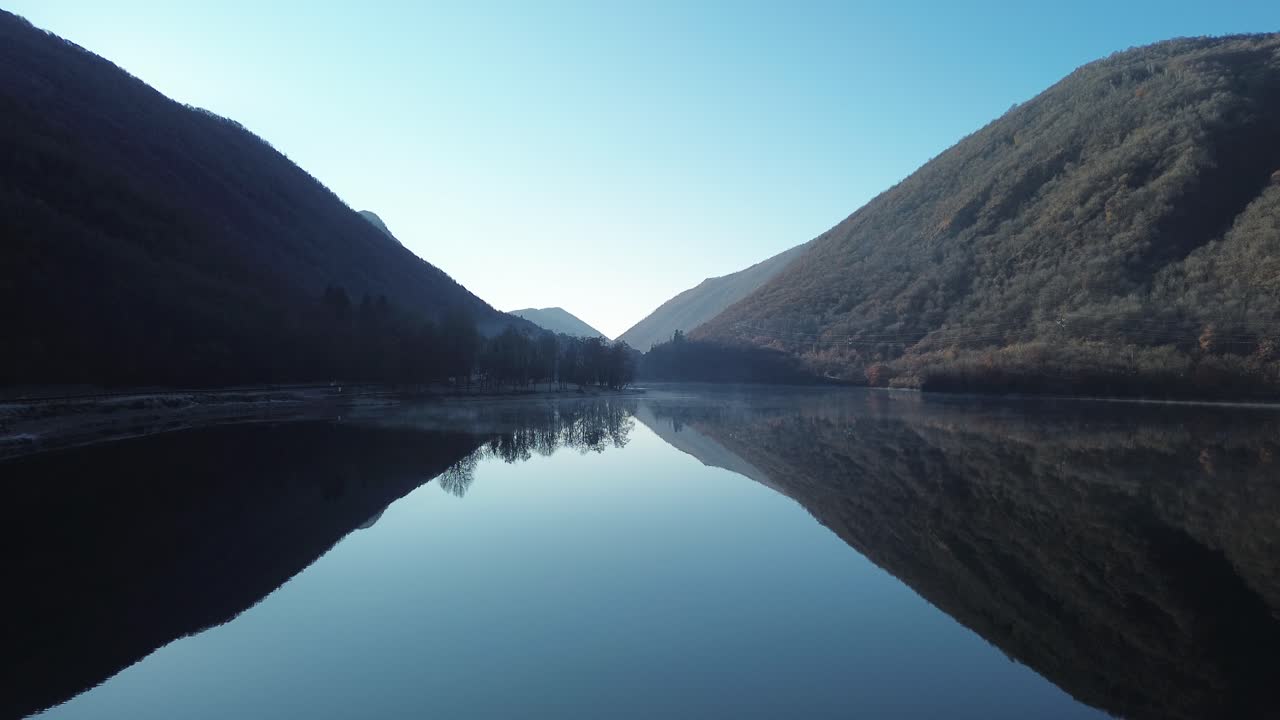 panoramas and cabins that reflect the calm water in a morning where peace peeks through and the sky and water come together