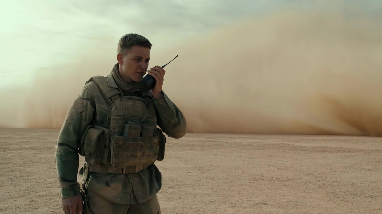 Soldato che comunica con la radio in un ambiente desertico, concentrato e attento, vista laterale, uniforme, tessuto, plastica, militare, guerra, marrone, grigio, commerciale, luce naturale, sfondo pulito, spazio per il testo