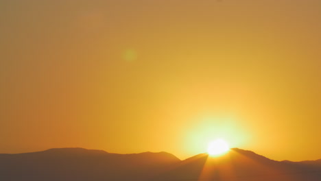 el sol se levanta detrás de las colinas