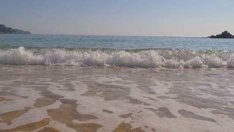 Hermosa-Costa-Mediterránea-Suavemente-Claras-Olas-De-Agua-Rodando-Hacia-La-Orilla-Del-Mar