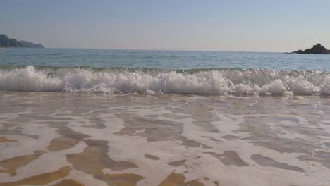 hermosa costa mediterránea suavemente claras olas de agua rodando hacia la orilla del mar