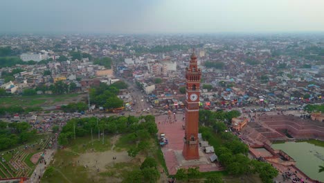 Husainabad-Uhrturm-Und-Bada-Imambara-Indien-Architekturansicht-Von-Der-Drohne