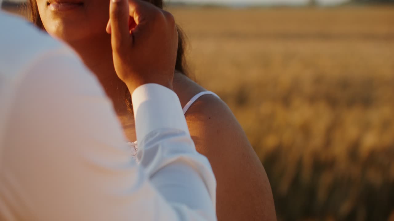 una pareja en un campo de trigo