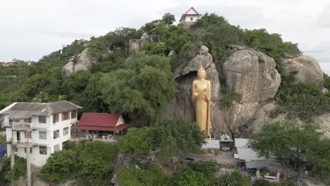 Umlaufender-Tempel-Wat-Khao-Takiap,-Goldene-Buddha-Statue-Auf-Felsigem-Hügel,-Küste-Von-Hua-Hin