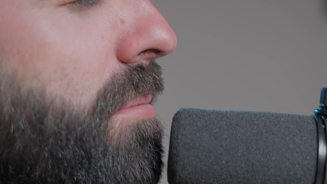 hombre cantando en un micrófono