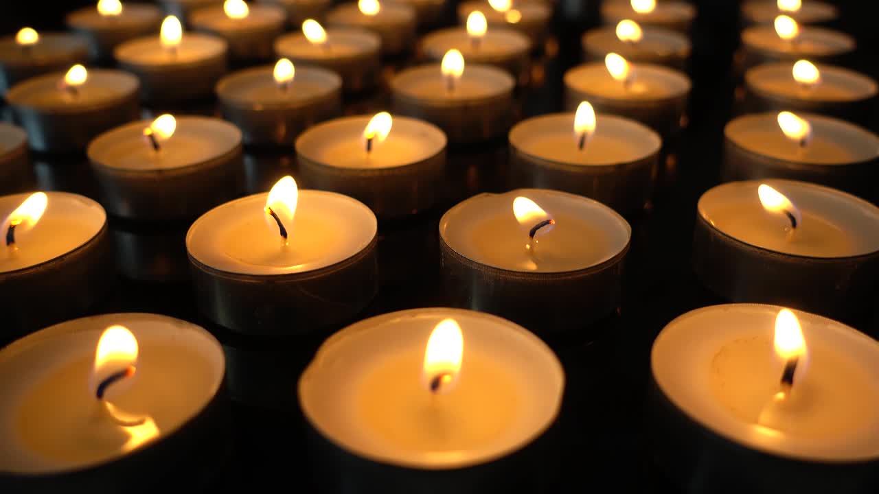 Candele su sfondo nero.
