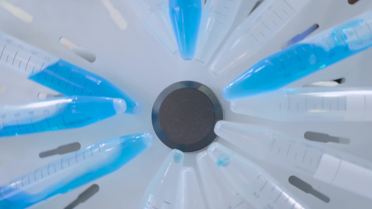 디지털 원형 튜브 회전기는 파란 액체를 는 - 근접 세부 시각